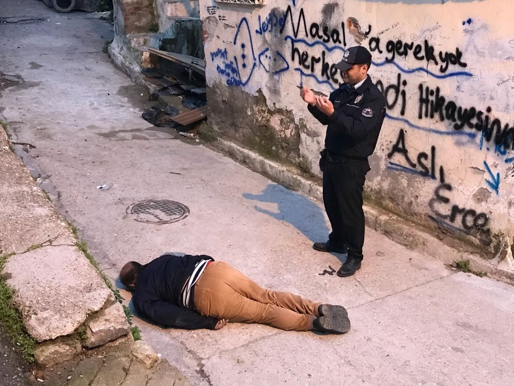 İzmir’de sokak ortasında ceset bulundu, polis başında dua etti