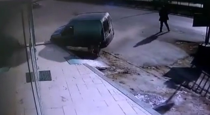 Kontrolden çıkan otomobilin altında kalmaktan son anda kurtuldular