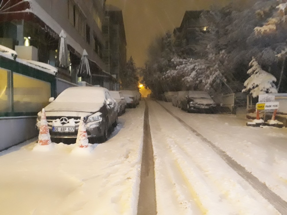Başkent’te beklenen kar yağışı geldi