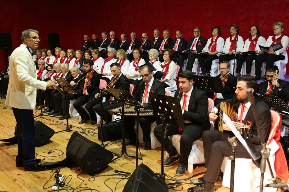 Beyaz saçlılardan kıskandıran konser