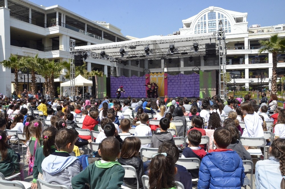 Çocuklar tiyatro festivalinde eğlendi