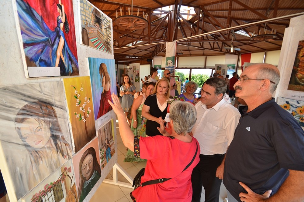 Foça’da kursiyerlerin resim sergisi heyecanı