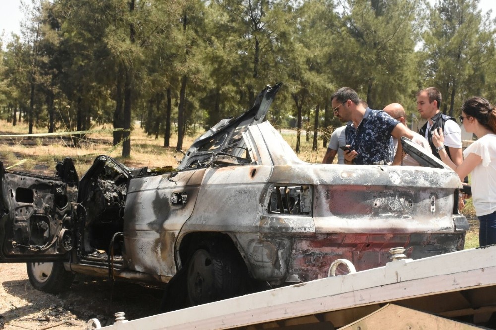 Kanala düşen otomobilin içinde yanarak öldü