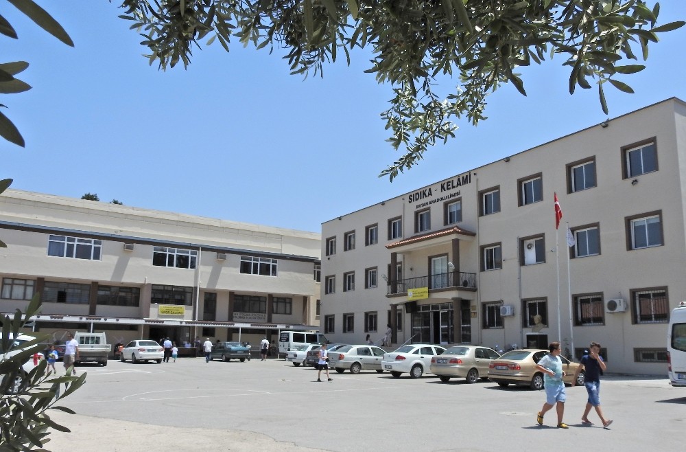 Çeşme’de lisenin taşınma söylentisi tepkilere yol açtı