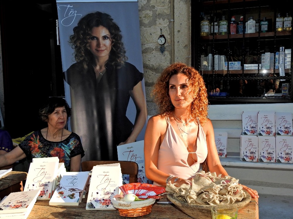 Nevşah Fidan’dan imza günü