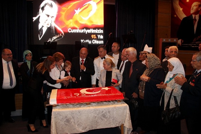 Cumhuriyet Pastasını şehit oğlu kesti
