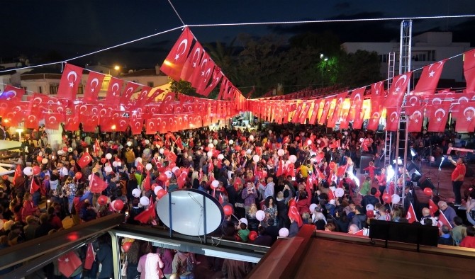 Cumhuriyet coşkusu İzmir'i sardı