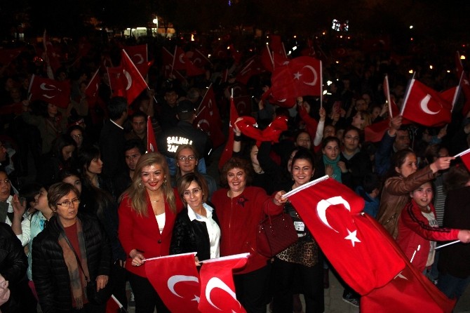 Salihli’de Cumhuriyet coşkusu fener alayına taşındı