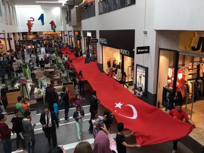 Forum Magnesia’da dev bayrak yürüyüşü yapıldı