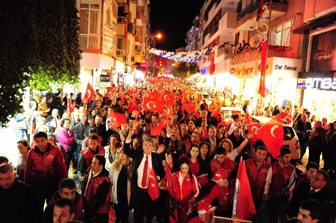 Balçova’da muhteşem cumhuriyet yürüyüşü