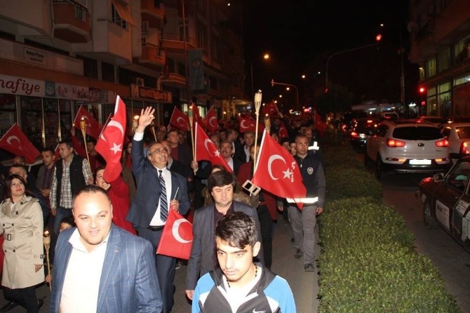 Alaşehir sokakları fener alayıyla aydınlandı