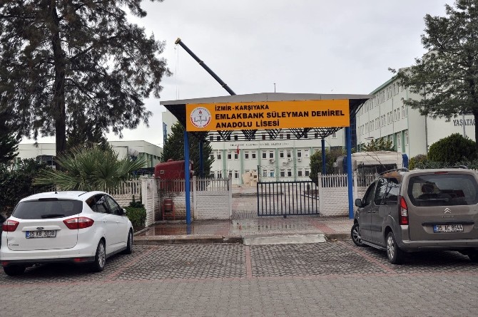 Faciadan dönülen okulun çatısından vinç kaldırıldı