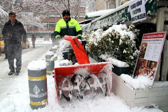Çankaya’da karla mücadele aralıksız sürüyor
