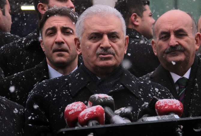 Başbakan Yıldırım’ın yoğun kar altındaki açıklamasında keyifli anlar yaşandı
