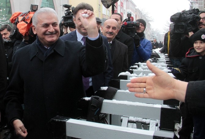 Başbakan Yıldırım küçük kızla kartopu oynadı
