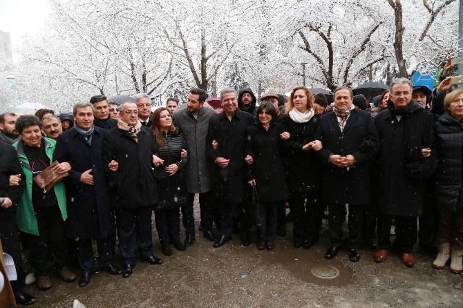 CHP’li vekillerden Anayasa değişiklik teklifine protesto

