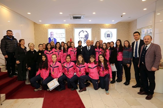 Buzun Kraliçeleri okulda da başarılı