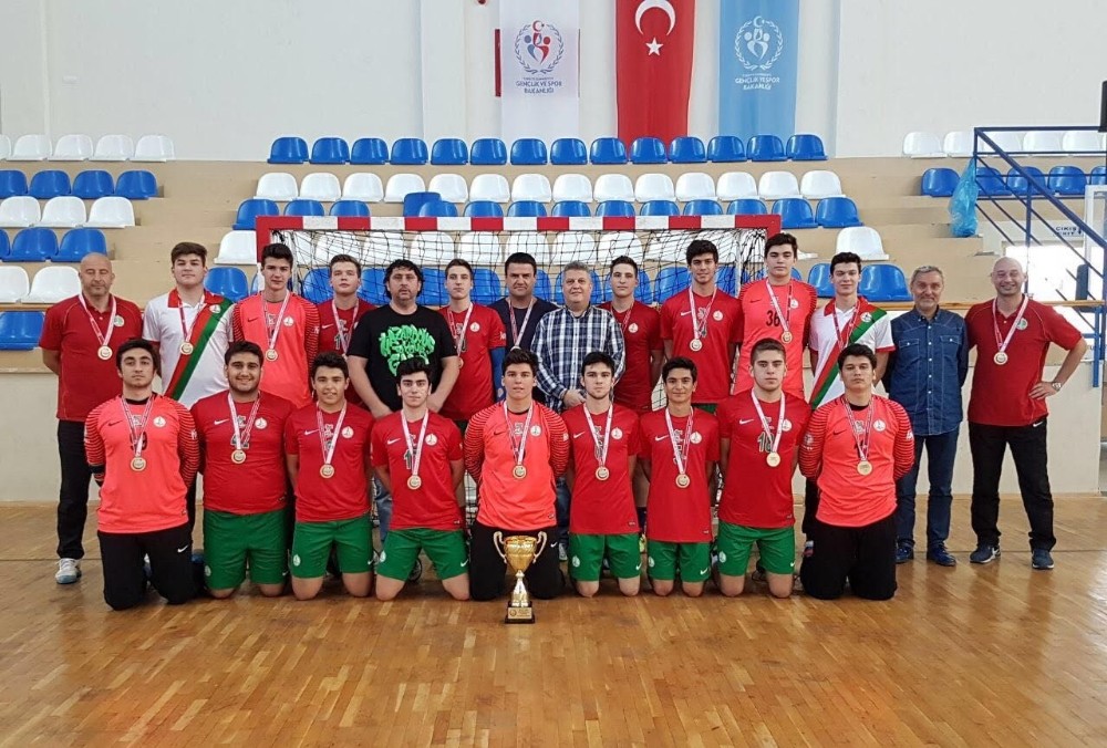 Karşıyaka’nın hentbolcuları şampiyon oldu