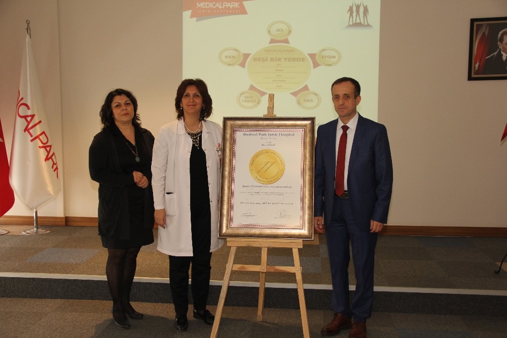 Medicalpark İzmir’e uluslararası iki başarı belgesi