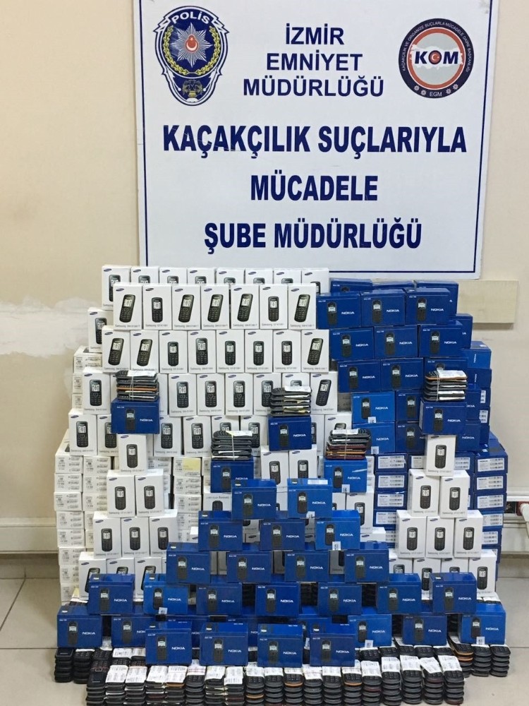 İzmir’de gümrük kaçağı bin 96 adet cep telefonu ele geçirildi