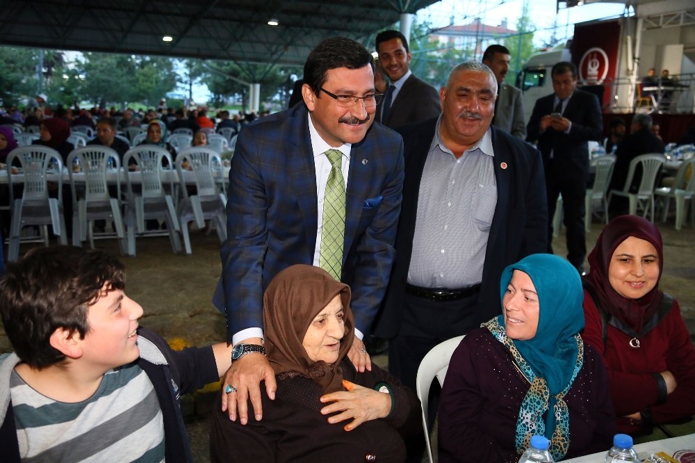 Keçiören Belediyesi iftar sofrasını Ayvalı’da kurdu