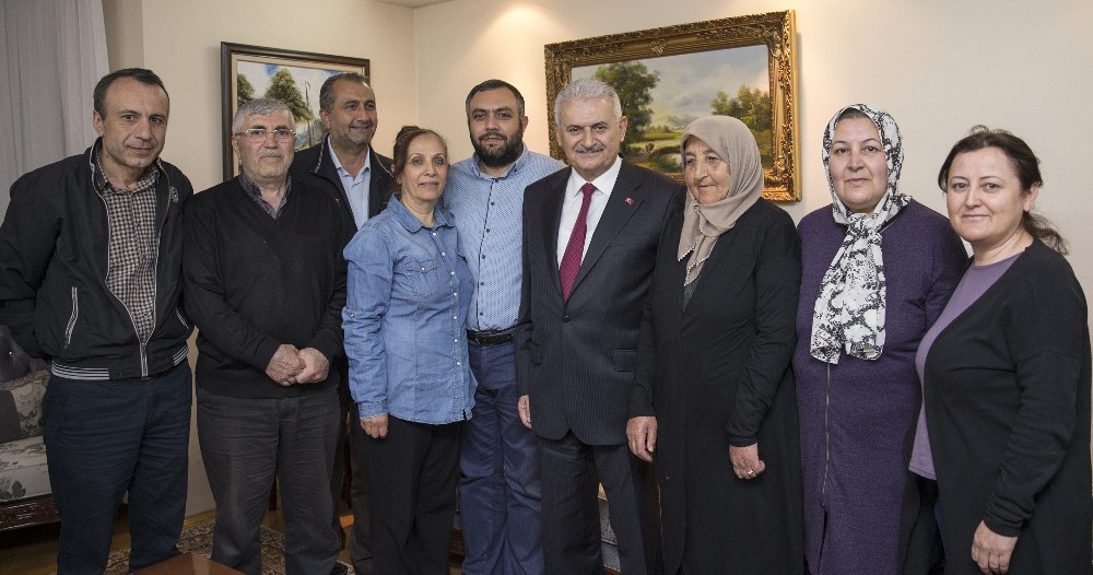 Başbakan Yıldırım teravih namazı sonrası vatandaşların çay davetini kırmadı