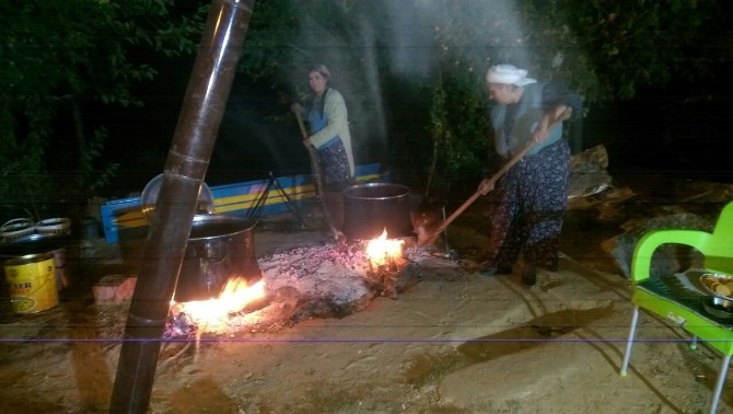 Kara üzüm pekmezi mahalleliye yeni pazarlar sağladı