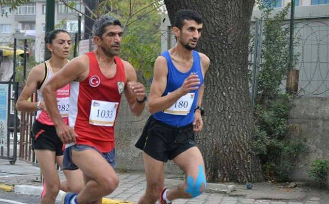 Manisalı maratoncu Cumhuriyet Koşusu’ndan boş dönmedi
