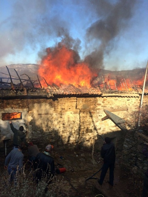Tarihi Şirince Mahallesi’nde yangın: 1 itfaiye eri yaralandı
