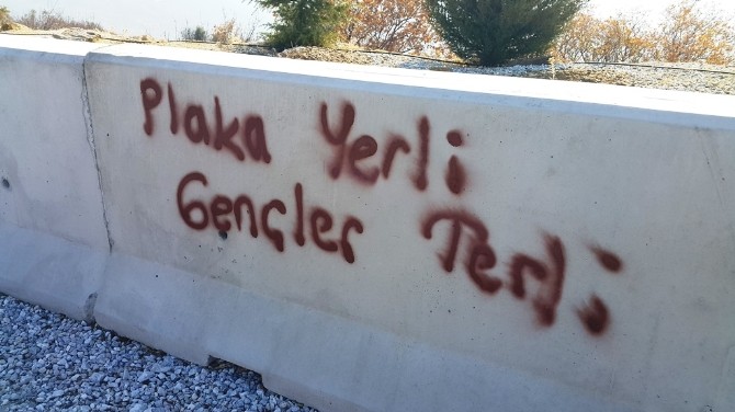 Ödemiş’teki bariyerlere ’çirkin yazılar’ tepki çekti
