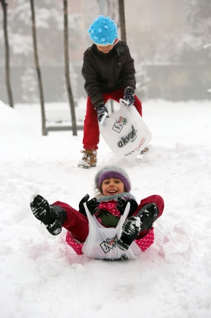 Yenimahalle’de kar keyfe dönüştü
