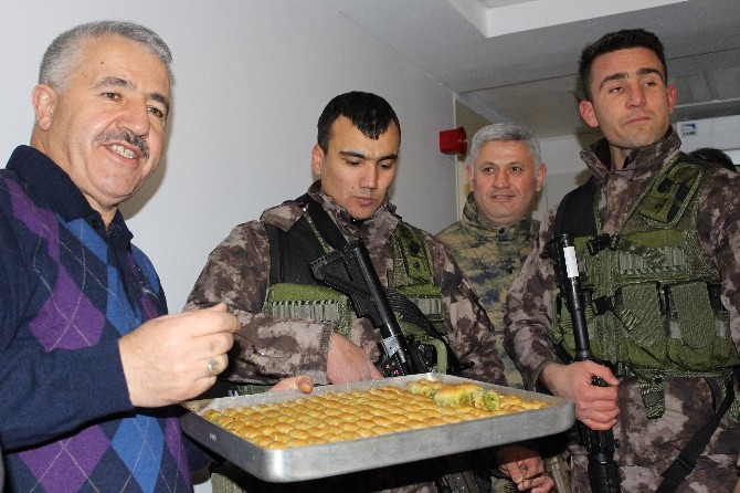 Ulaştırma Bakanı Arslan TÜRKSAT çalışanlarını ziyaret etti
