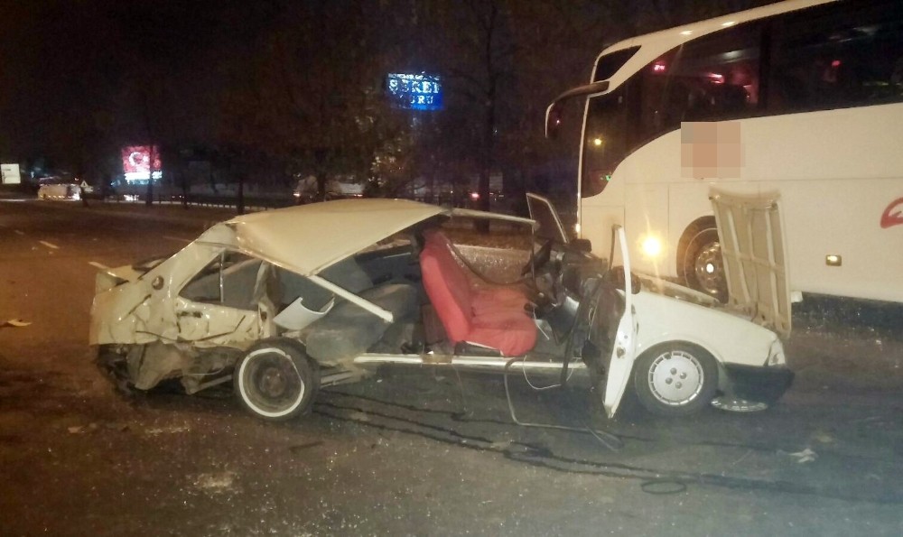 Kontrolden çıkan otomobil, otobüse çarptı: 2 yaralı