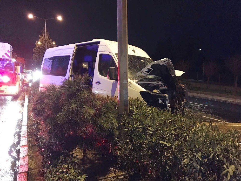 Minibüs refüje çarptı: 1 yaralı