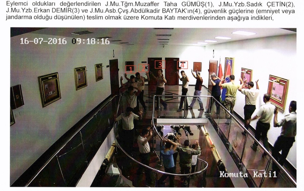 Jandarma Genel Komutanlığındaki darbecilerin gözaltına alınma anının fotoğrafları ortaya çıktı
