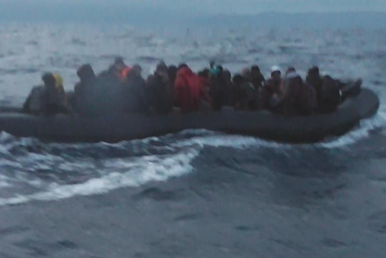 İZMİR'DE 49 GÖÇMEN KURTARILDI!