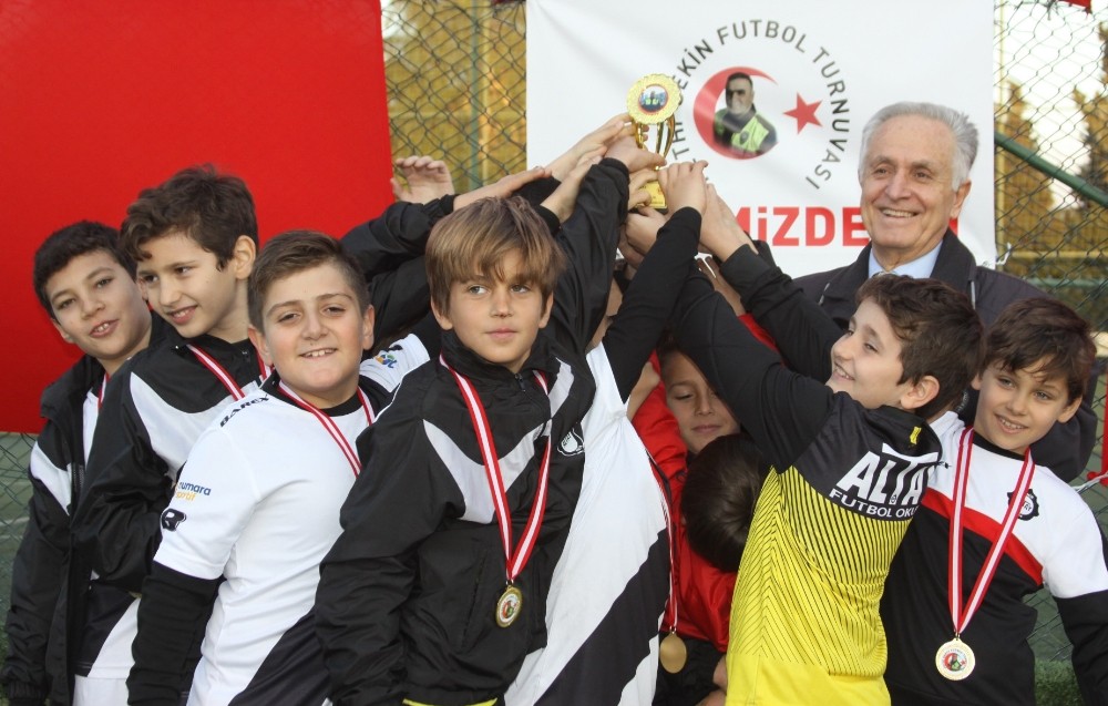 Geleceğin futbolcuları, Fethi Sekin için top oynadı