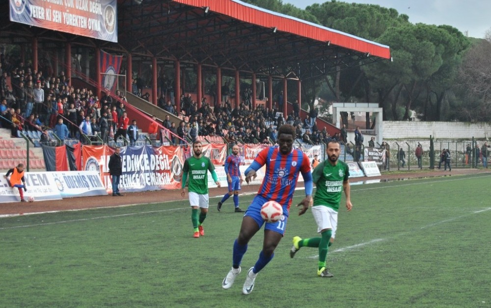 Fildişi Sahili’nden Ödemiş’e gelen futbolcu ilgiden memnun