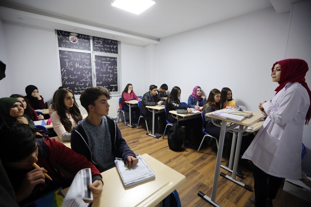 Gençler üniversiteye Yenimahalle’de hazırlanıyor