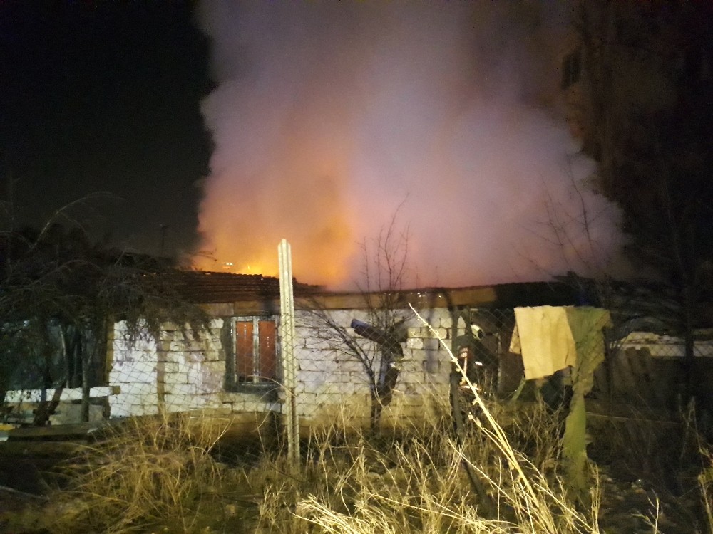 Alev alev yanan gecekondu mahalleliyi sokağa döktü