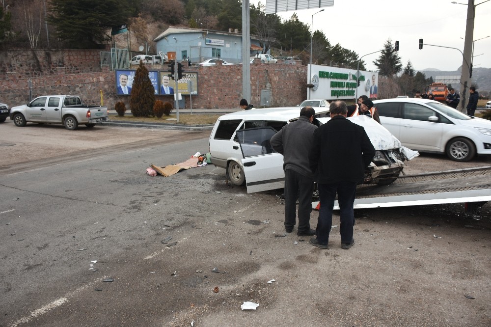 İşçi servisi otomobille çarpıştı