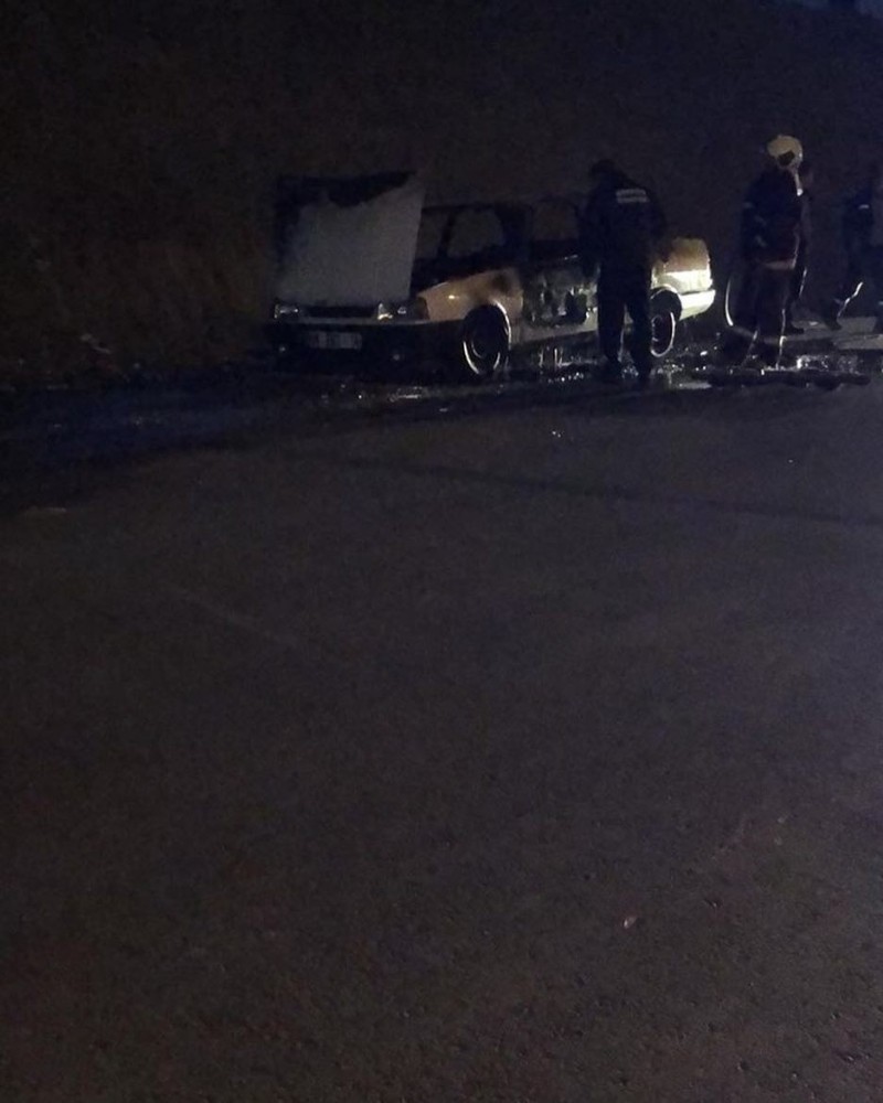 Kendi aracını yakan genç o anları sosyal medyada paylaştı