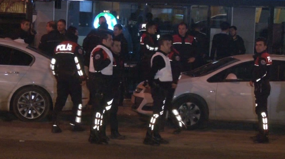 Başına silah dayayarak kendini kilitleyen kişi, polisi alarma geçirdi