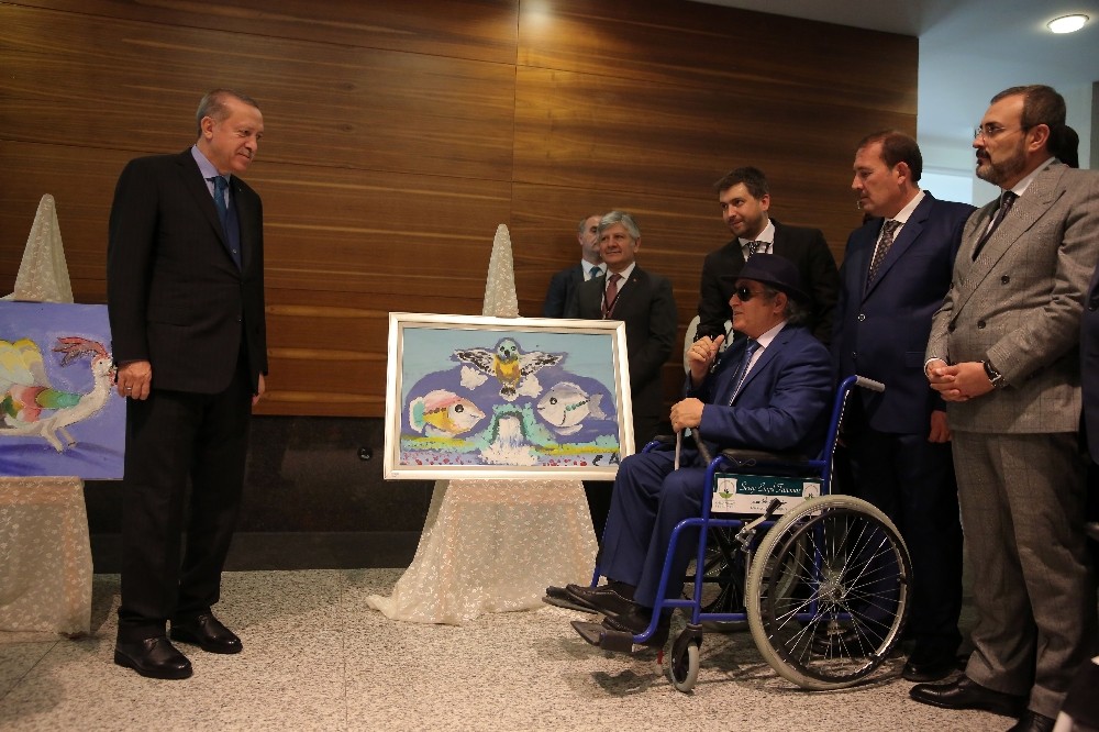 Cumhurbaşkanı Erdoğan, görme engelli ressamın sergisini gezdi