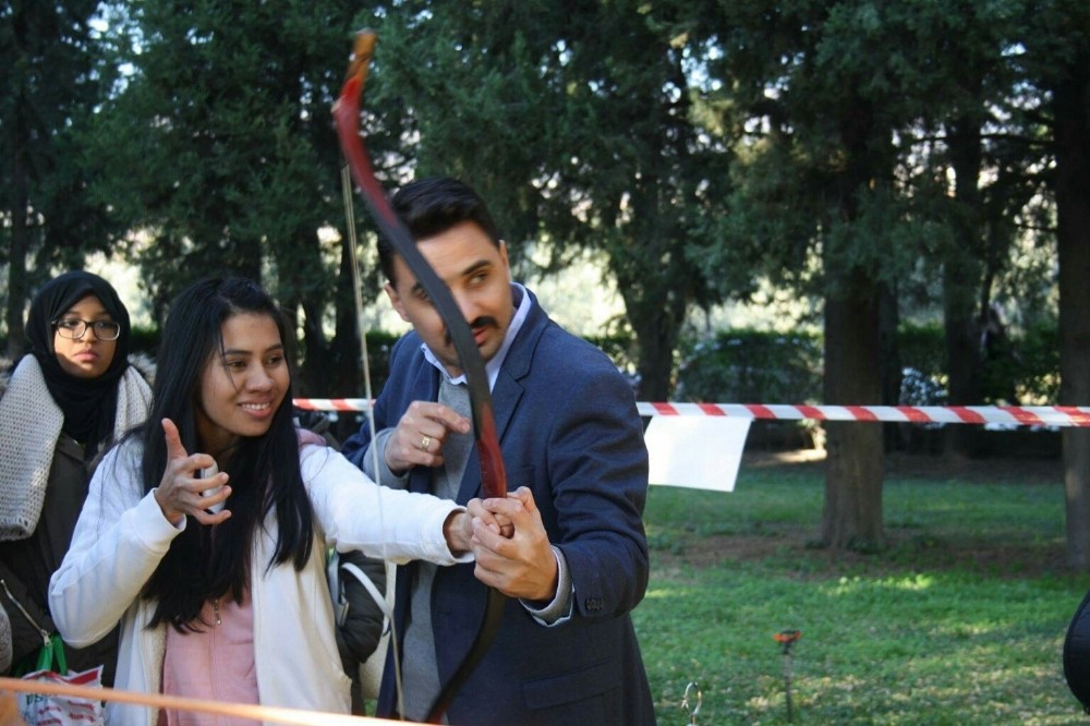 Üniversite öğrencilerine ok atış talimi
