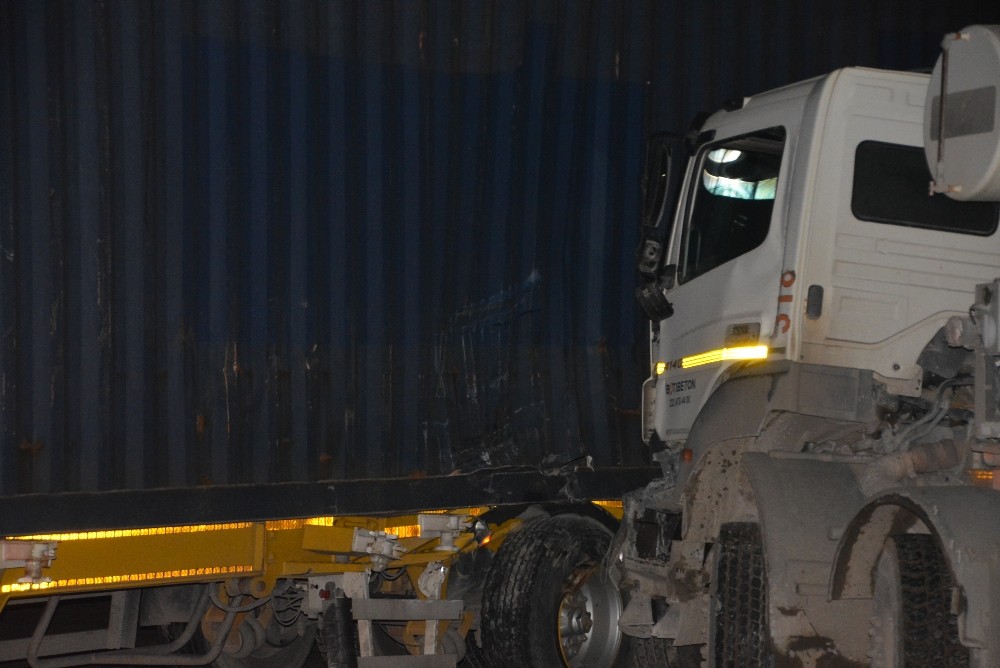 İzmir’de TIR İle Beton Mikseri Çarpıştı; 1 Kişi Yaralı