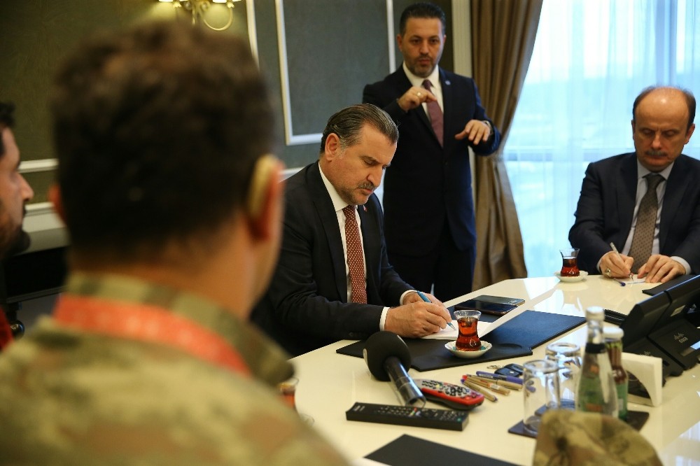 Bakan Osman Aşkın Bak, işitme engelli olimpiyat şampiyonu sporcuları kabul etti