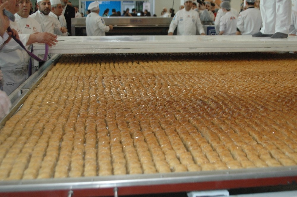 513 kilogramlık Türk baklavası Guinness Rekorlar Kitabı’na girdi