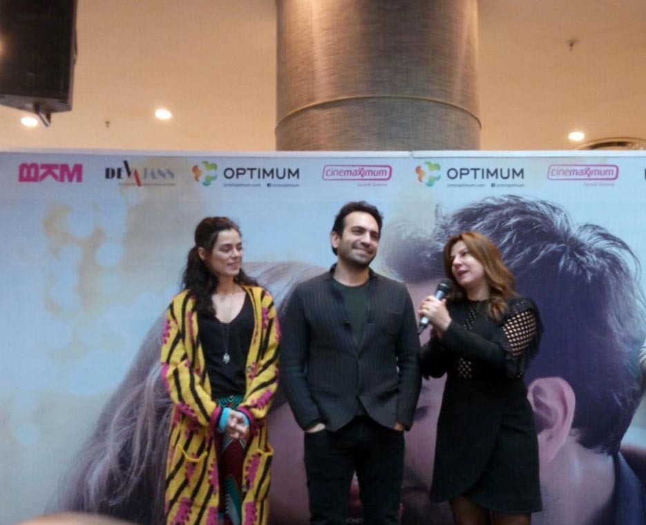 “Acı Tatlı Ekşi” oyuncuları, İzmir’de sinemaseverlerle buluştu