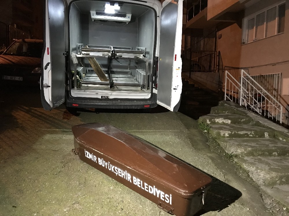 İzmir’de şüpheli ölüm